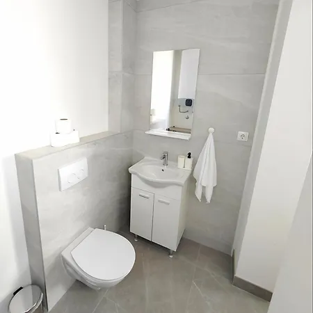Apartment L&l 1 *