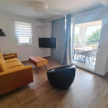 Apartment L&l 1 *