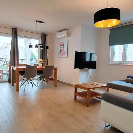 Apartment L&l 1 *