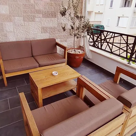 Apartment L&l 1 *